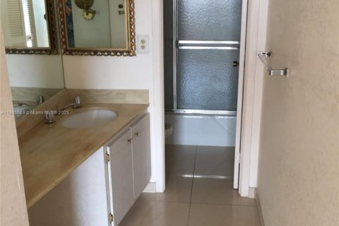 Condo in Hallandale Beach, Florida, 2 bedrooms  № 2081964 - photo 6