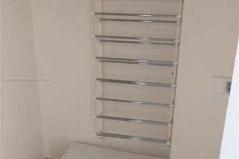 Condo in Hallandale Beach, Florida, 2 bedrooms  № 2081964 - photo 7
