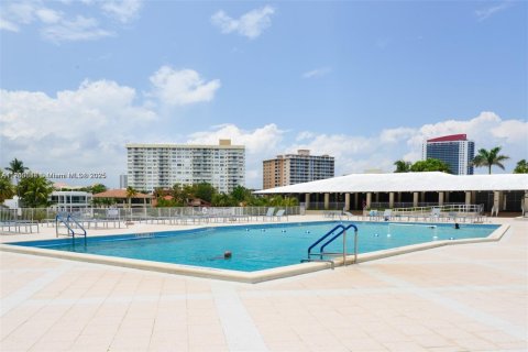 Condo in Hallandale Beach, Florida, 2 bedrooms  № 2081964 - photo 14