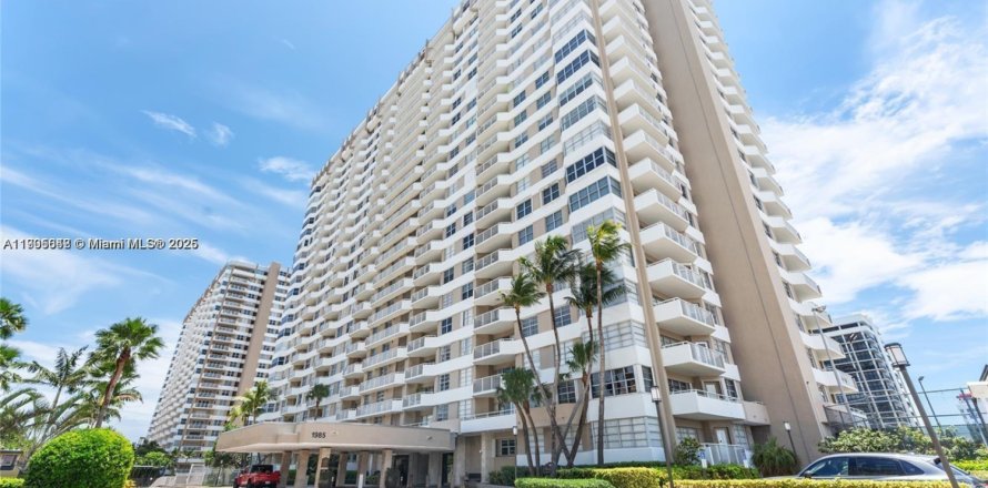 Condo in Hallandale Beach, Florida, 2 bedrooms  № 2081964