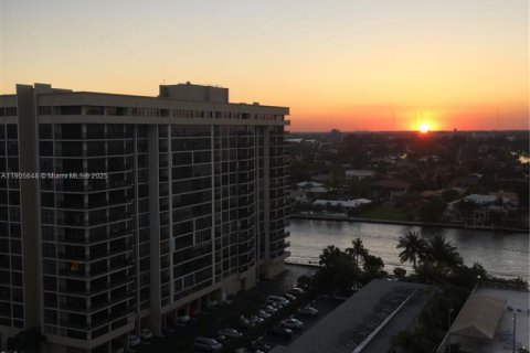 Condo in Hallandale Beach, Florida, 2 bedrooms  № 2081964 - photo 17