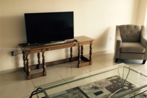 Condo in Hallandale Beach, Florida, 2 bedrooms  № 2081964 - photo 3