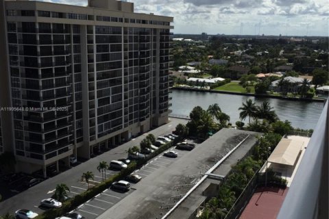 Condo in Hallandale Beach, Florida, 2 bedrooms  № 2081964 - photo 19