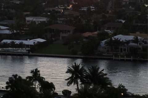 Condo in Hallandale Beach, Florida, 2 bedrooms  № 2081964 - photo 20
