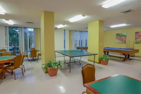 Condo in Hallandale Beach, Florida, 2 bedrooms  № 2081964 - photo 15