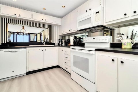 Снять в аренду кондоминиум в Мадейра - Бич, Флорида 2 комнаты, 102.19м2, № 1673609 - фото 5