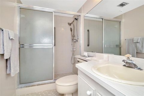 Снять в аренду кондоминиум в Мадейра - Бич, Флорида 2 комнаты, 102.19м2, № 1673609 - фото 24