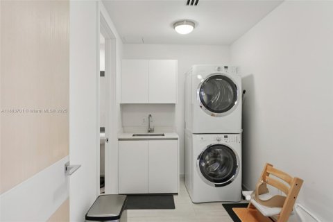 Condominio en venta en Bal Harbour, Florida, 3 dormitorios, 303.23 m2 № 1931407 - foto 30