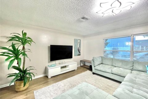 House in Seminole, Florida 3 bedrooms, 188.22 sq.m. № 1626346 - photo 9
