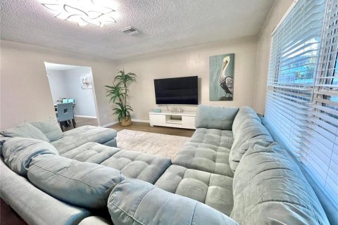 House in Seminole, Florida 3 bedrooms, 188.22 sq.m. № 1626346 - photo 8