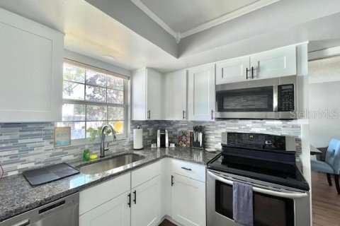 House in Seminole, Florida 3 bedrooms, 188.22 sq.m. № 1626346 - photo 2