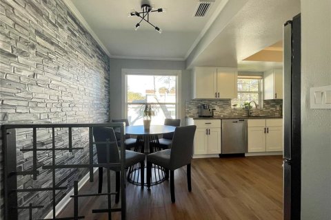House in Seminole, Florida 3 bedrooms, 188.22 sq.m. № 1626346 - photo 6