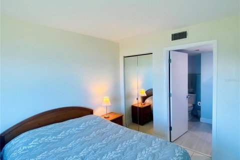 Condo in Saint Petersburg, Florida, 2 bedrooms  № 1512143 - photo 25