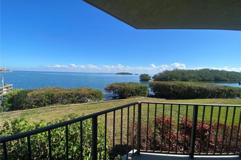 Condo in Saint Petersburg, Florida, 2 bedrooms  № 1512143 - photo 1