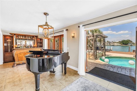 House in Saint Pete Beach, Florida 5 bedrooms, 268.67 sq.m. № 2157992 - photo 9