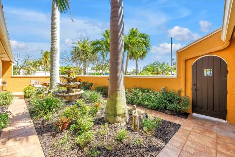 House in Saint Pete Beach, Florida 5 bedrooms, 268.67 sq.m. № 2157992 - photo 14