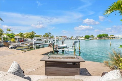 House in Saint Pete Beach, Florida 5 bedrooms, 268.67 sq.m. № 2157992 - photo 21