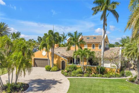 House in Saint Pete Beach, Florida 5 bedrooms, 268.67 sq.m. № 2157992