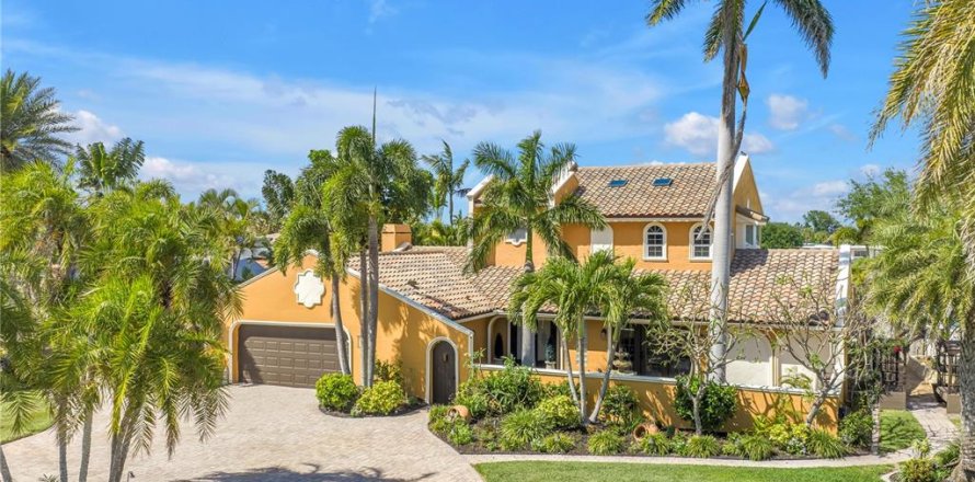 House in Saint Pete Beach, Florida 5 bedrooms, 268.67 sq.m. № 2157992