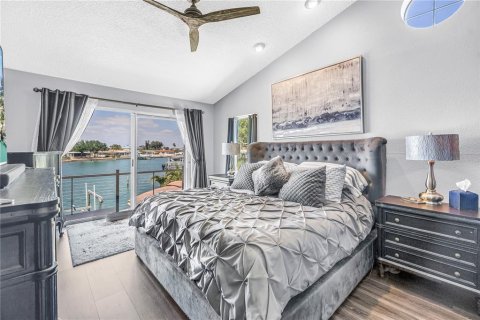 House in Saint Pete Beach, Florida 5 bedrooms, 268.67 sq.m. № 2157992 - photo 10