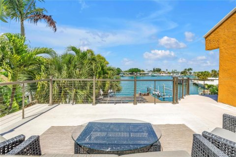 House in Saint Pete Beach, Florida 5 bedrooms, 268.67 sq.m. № 2157992 - photo 12