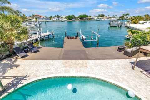 House in Saint Pete Beach, Florida 5 bedrooms, 268.67 sq.m. № 2157992 - photo 2