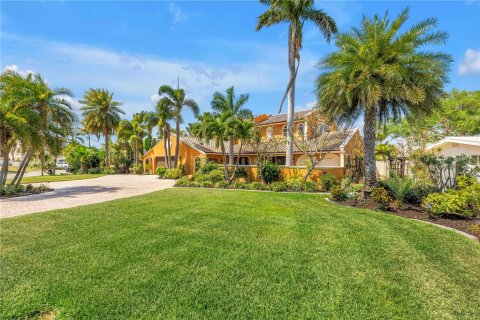 House in Saint Pete Beach, Florida 5 bedrooms, 268.67 sq.m. № 2157992 - photo 16