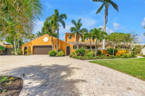 House in Saint Pete Beach, Florida 5 bedrooms, 268.67 sq.m. № 2157992 - photo 3