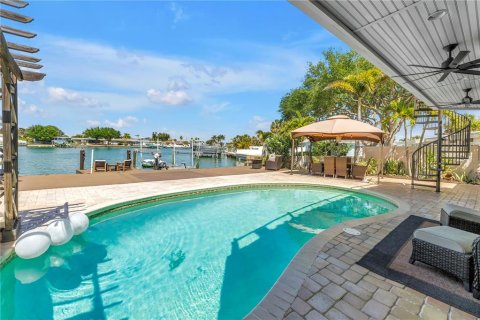 House in Saint Pete Beach, Florida 5 bedrooms, 268.67 sq.m. № 2157992 - photo 15