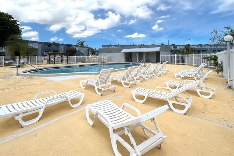 Condominio en venta en Miami, Florida, 1 dormitorio, 104.52 m2 № 1842568 - foto 10