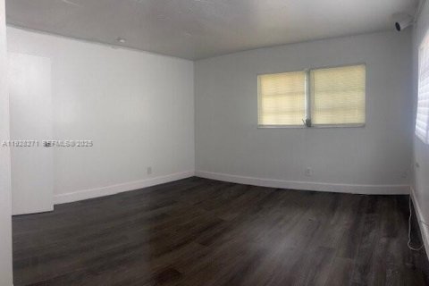 Villa ou maison à louer à Coral Springs, Floride: 2 chambres, 83.61 m2 № 1988387 - photo 2