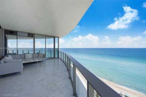 Condominio en Sunny Isles Beach, Florida, 3 dormitorios  № 2424659