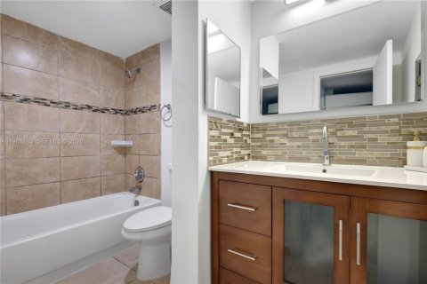 Снять в аренду таунхаус в Майами, Флорида 3 спальни, 111.48м2, № 2002466 - фото 4