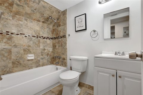 Снять в аренду таунхаус в Майами, Флорида 3 спальни, 111.48м2, № 2002466 - фото 5