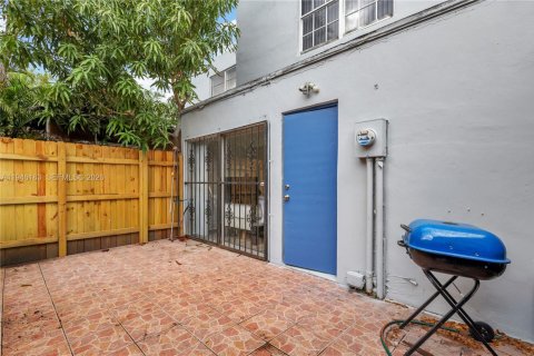 Снять в аренду таунхаус в Майами, Флорида 3 спальни, 111.48м2, № 2002466 - фото 10