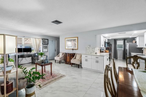 House in Boynton Beach, Florida 2 bedrooms, 104.79 sq.m. № 2186981 - photo 2