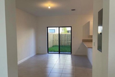 Adosado en alquiler en Miami, Florida, 3 dormitorios, 154.4 m2 № 1177069 - foto 1