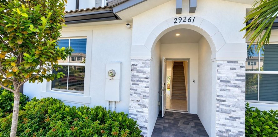 House in Homestead, Florida 3 bedrooms, 123.37 sq.m. № 2282370