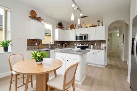 House in Orlando, Florida 4 bedrooms, 181.72 sq.m. № 2266463 - photo 5