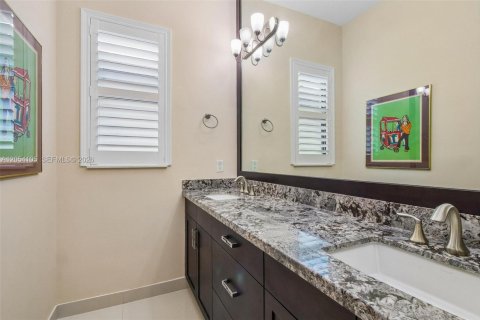 House in Pembroke Pines, Florida 3 bedrooms, 224.92 sq.m. № 2180103 - photo 15