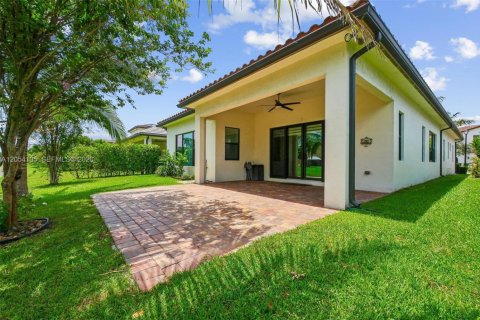 House in Pembroke Pines, Florida 3 bedrooms, 224.92 sq.m. № 2180103 - photo 23