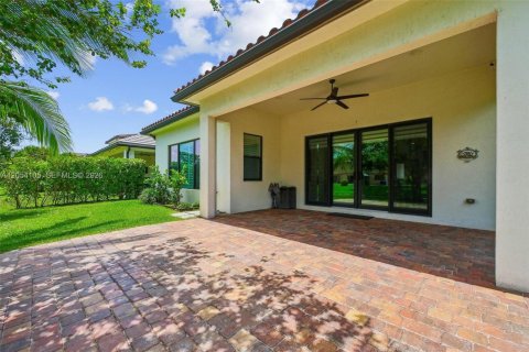 House in Pembroke Pines, Florida 3 bedrooms, 224.92 sq.m. № 2180103 - photo 24