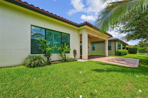 House in Pembroke Pines, Florida 3 bedrooms, 224.92 sq.m. № 2180103 - photo 25