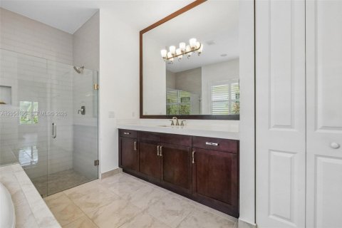 House in Pembroke Pines, Florida 3 bedrooms, 224.92 sq.m. № 2180103 - photo 12