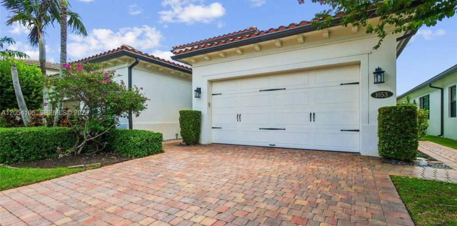 House in Pembroke Pines, Florida 3 bedrooms, 224.92 sq.m. № 2180103