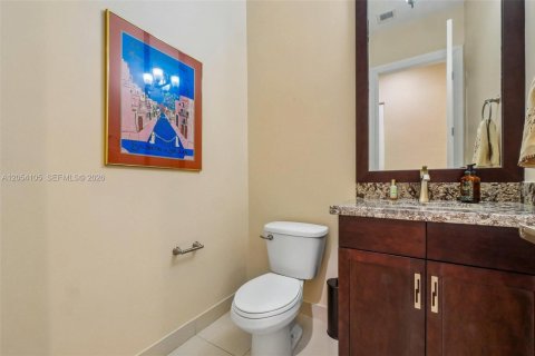 House in Pembroke Pines, Florida 3 bedrooms, 224.92 sq.m. № 2180103 - photo 18
