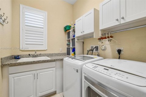 House in Pembroke Pines, Florida 3 bedrooms, 224.92 sq.m. № 2180103 - photo 19