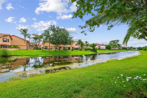 House in Pembroke Pines, Florida 3 bedrooms, 224.92 sq.m. № 2180103 - photo 22