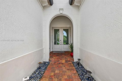 House in Pembroke Pines, Florida 3 bedrooms, 224.92 sq.m. № 2180103 - photo 2