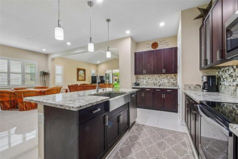 House in Pembroke Pines, Florida 3 bedrooms, 224.92 sq.m. № 2180103 - photo 4